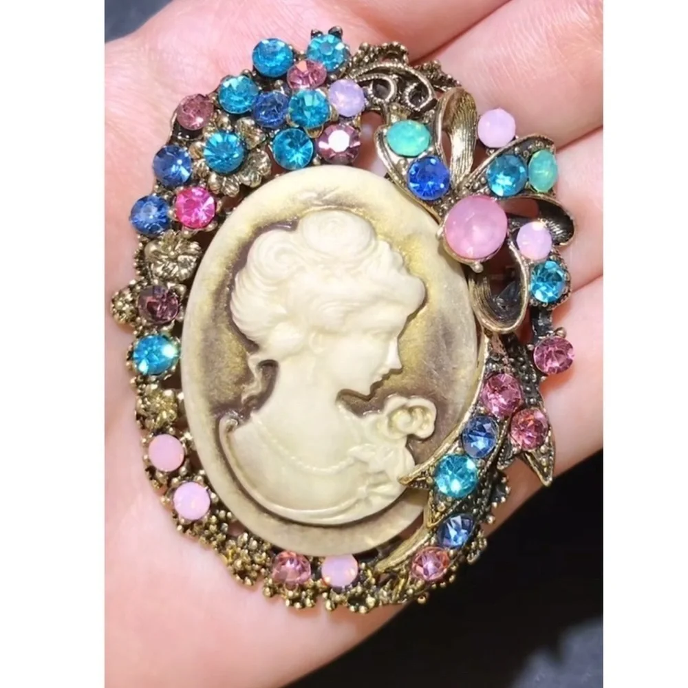 Cameo Vintage Brooch with Multicolor Crystals